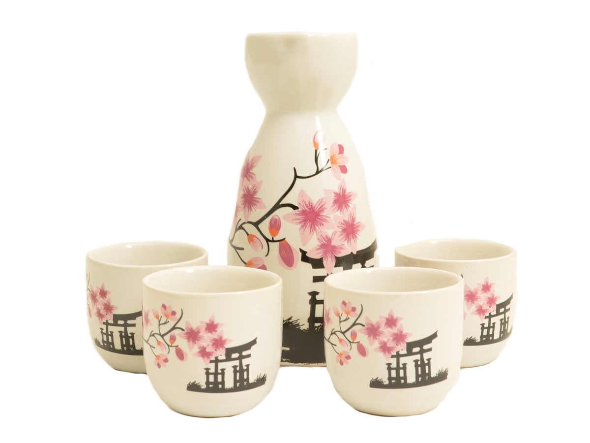 Čínsky porcelán na servírovanie saké s motívom sakury a pagody