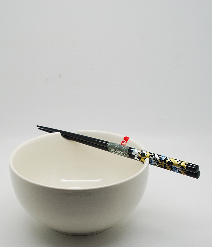 Porcelánová miska s otvormi na čínske paličky