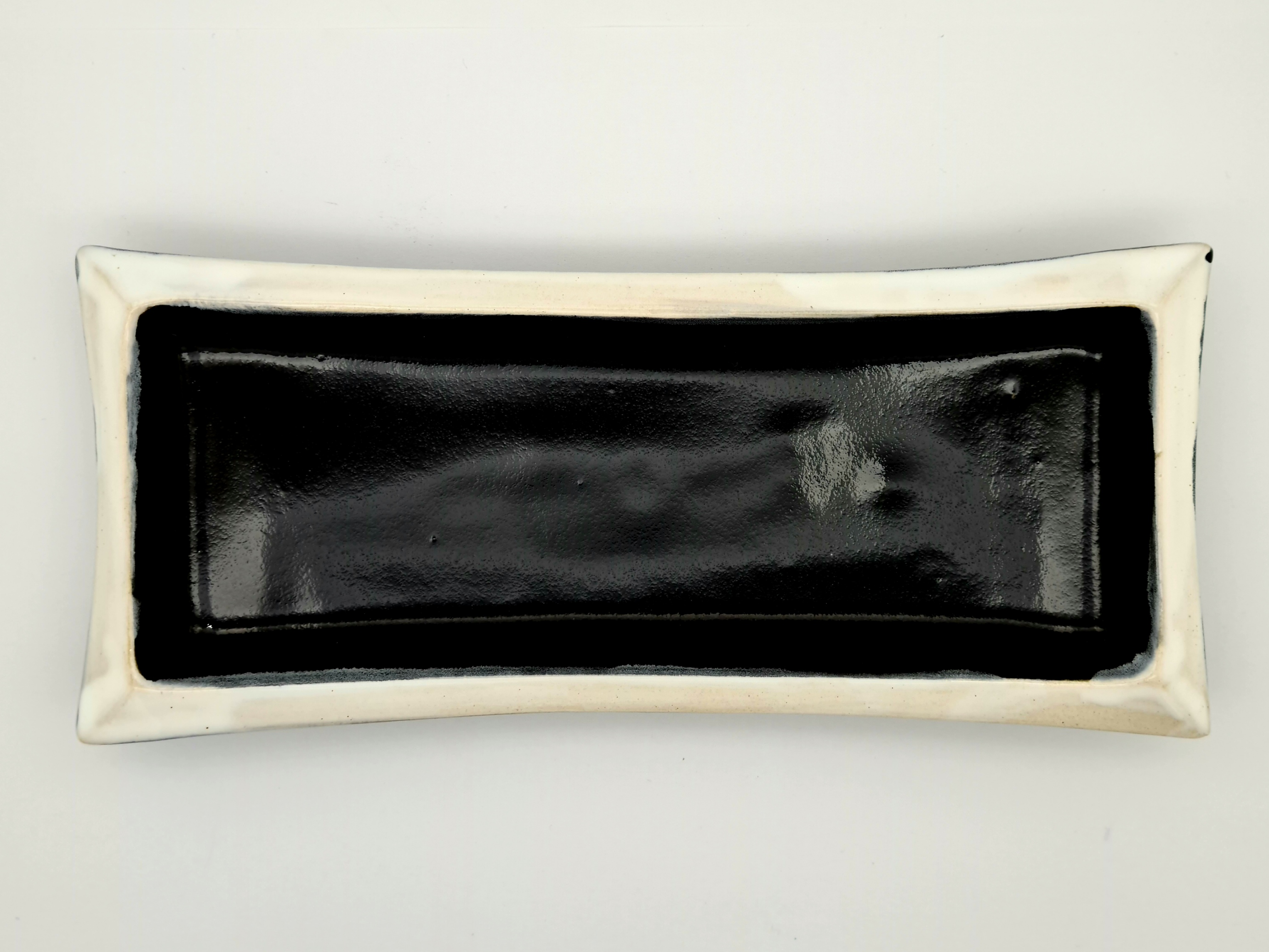 Keramický podnos čierny s bielym okrajom 10x23cm
