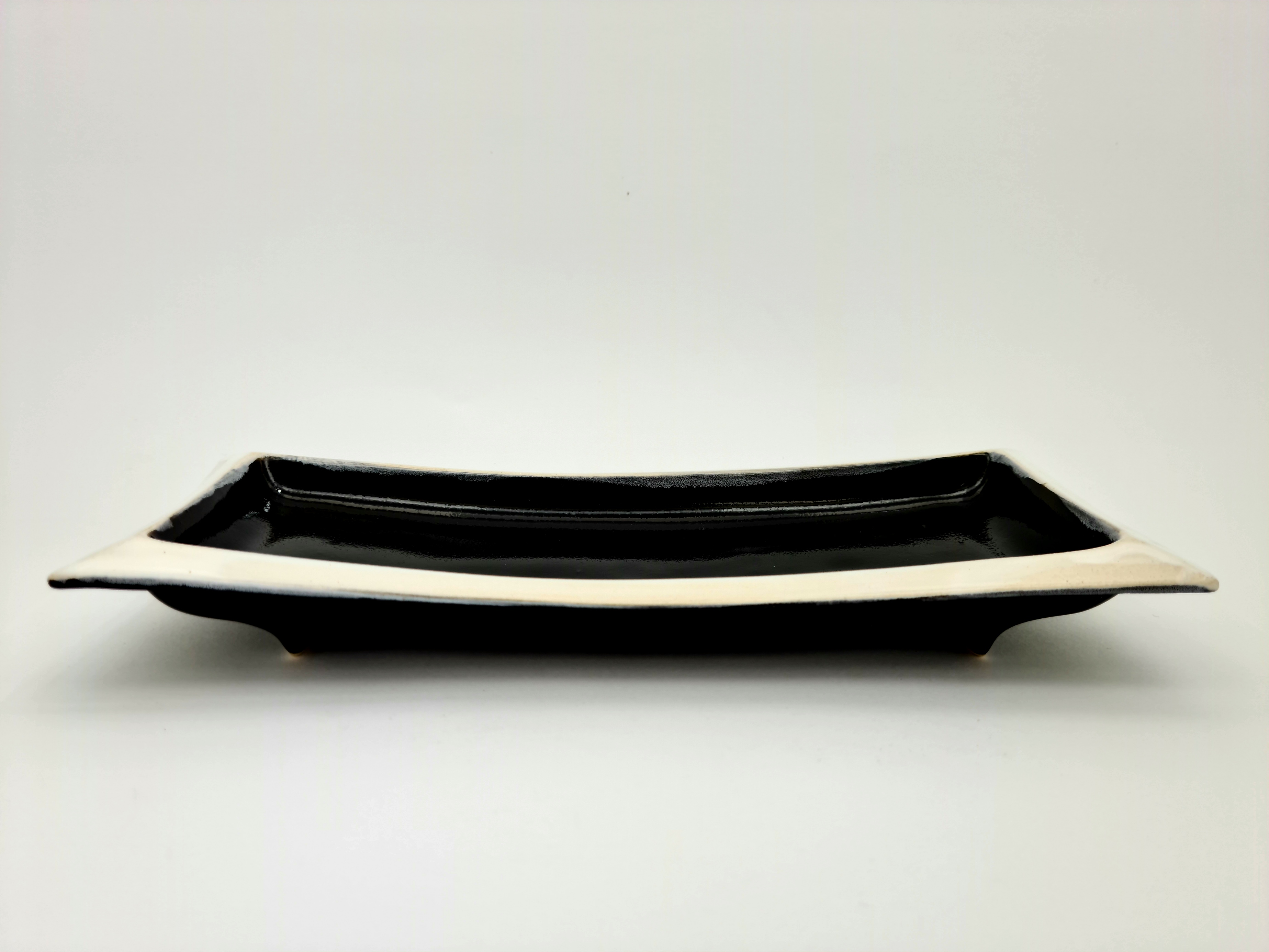 Keramický podnos čierny s bielym okrajom 10x23cm