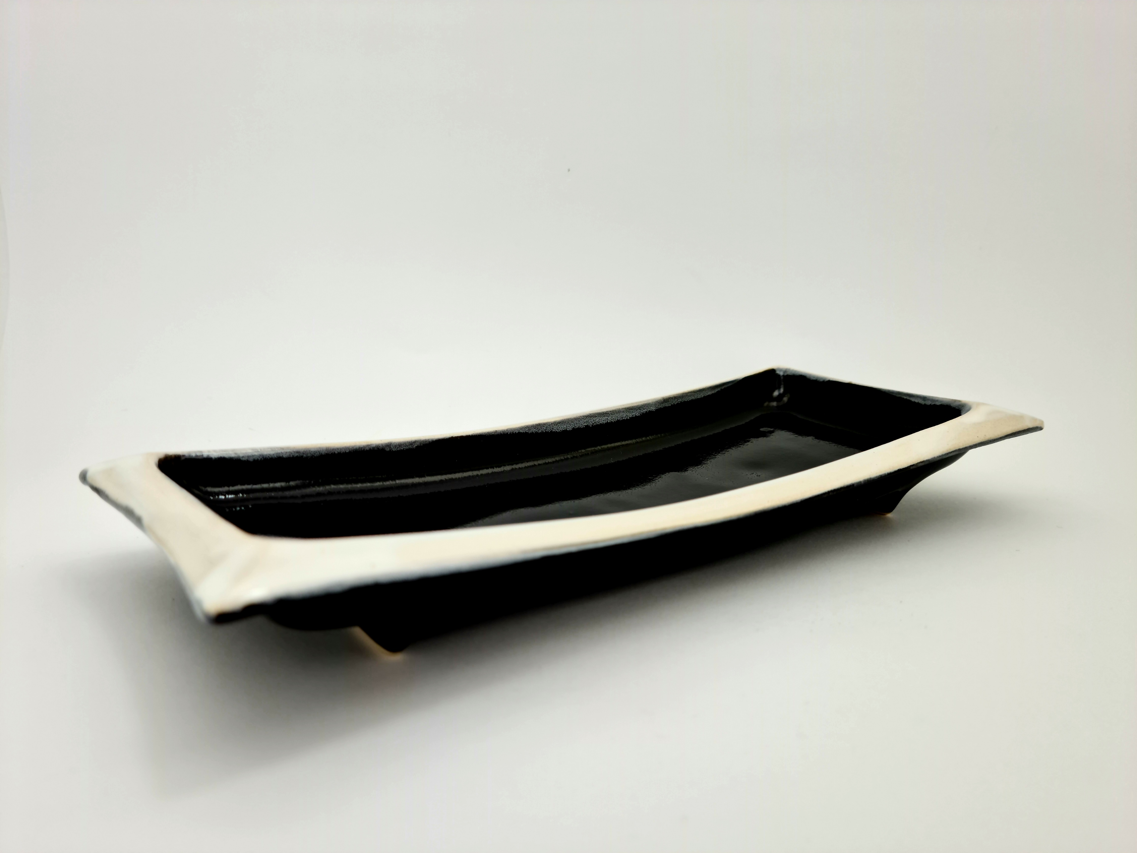 Keramický podnos čierny s bielym okrajom 10x23cm