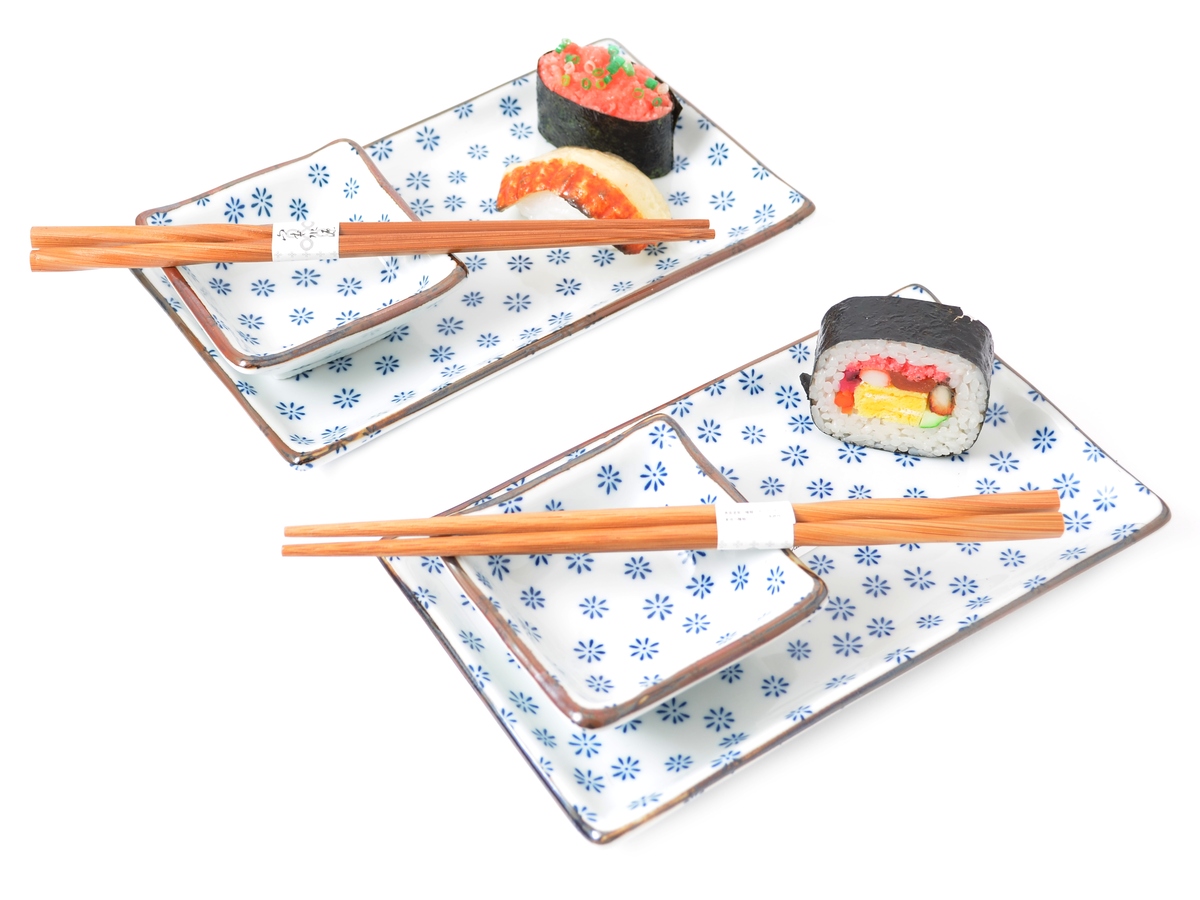 Sada na suši z japonskej keramiky s drevenými paličkami