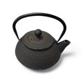 Kvalitný liatinový čajník s nerezovým filtrom a vnútorným smaltovaním, motív Arare (perličky). Čierno-medená farba, objem 0,8 l.