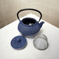 Kvalitný liatinový čajník s nerezovým filtrom a vnútorným smaltovaním, tradičný japonský motív Hanabi. Elegantná modro-strieborná farba, objem 1,0 l.