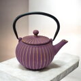 Kvalitný liatinový čajník s nerezovým filtrom a vnútorným smaltovaním, motív Zen (línie). Slivková fialová farba so zlatou, objem 0,5 l.