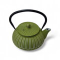 Kvalitný liatinový čajník s nerezovým filtrom a vnútorným smaltovaním, motív Zen (línie). Machovo zelená farba so striebornou, objem 0,6 l.