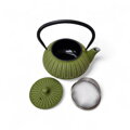 Kvalitný liatinový čajník s nerezovým filtrom a vnútorným smaltovaním, motív Zen (línie). Machovo zelená farba so striebornou, objem 0,6 l.