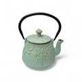 Kvalitný liatinový čajník s nerezovým filtrom a vnútorným smaltovaním, motív Sakura (čerešňový kvet). Jemná mentolová farba s medenkou, objem 0,6 l.