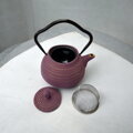 Kvalitný liatinový čajník s nerezovým filtrom a vnútorným smaltovaním, motív Itome (kruhy). Slivková fialová farba so zlatou, objem 0,6 l.