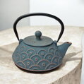 Kvalitný liatinový čajník s nerezovým filtrom a vnútorným smaltovaním, motív Seigaiha (vlny). Petrolejová modrá farba so zlatou, objem 0,8 l.