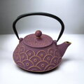 Kvalitný liatinový čajník s nerezovým filtrom a vnútorným smaltovaním, motív Seigaiha (vlny). Slivková fialová farba so zlatou, objem 0,8 l.