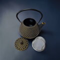 Kvalitný liatinový čajník s nerezovým filtrom a vnútorným smaltovaním, motív Kikko (včelí plást). Čierno-zlatá farba, objem 1,0 l.