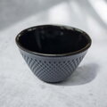 Kvalitná liatinová šálka na čaj Arare (perličky) s vnútorným smaltovaním. Matná čierna farba, objem 0,12 l.
