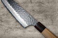  Elegantný dizajn noža Sakai Takayuki AS Aogami Super s osemhrannou rukoväťou z dreva Zelkova a čepeľou z vysoko uhlíkovej ocele Aogami Super.