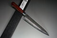 Japonský kuchársky nôž Sakai Takayuki 33 Layers Petty s elegantnou damaškovou čepeľou a mahagónovou rukoväťou.