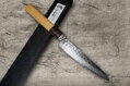 Japonský kuchársky nôž Sakai Takayuki 150 mm s 33-vrstvovou damaškovou čepeľou a ergonomickou rukoväťou z dreviny Zelkova.