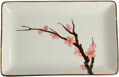 Priamy pohľad zhora na obdĺžnikový tanier Sakura 20x13cm. Naplno ukazuje elegantné priestorové rozloženie tmavohnedej vetvičky s ružovými kvetmi na ploche taniera a pravidelný hnedý lem po celom jeho obvode.