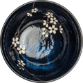 Priamy pohľad zhora do vnútra tmavej porcelánovej misky z kolekcie Anemone Blue. Na dne misky je výrazná svetlá škvrna pripomínajúca mesiac, cez ktorú sa tiahne jemná vetvička s detailne vykreslenými drobnými bielymi kvetmi. Zvyšok vnútra má sýto modrú, n