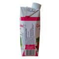 Detailný záber na zadnú stranu 500ml nápoja FOCO so slovenskou nálepkou. Etiketa uvádza presné zloženie (kokosová voda, 5 % liči šťava, cukor, vitamín C), pokyny na skladovanie po otvorení a údaje o slovenskom dovozcovi SOFTEL s.r.o. V spodnej časti sa na