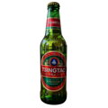 Priamy pohľad na zelenú sklenenú fľašu svetlého čínskeho piva Tsingtao s objemom 330 ml, izolovanú na čistom bielom pozadí. Tradičná červená etiketa s modrým logom nesie nápis Tsingtao a jasné označenie Imported Premium Lager. Ideálny čistý záber pre e-sh