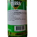 Detailný záber na zadnú stranu zelenej sklenenej fľaše kórejského piva Terra (330 ml). Biela slovenská informačná etiketa uvádza presné zloženie (čistá voda, jačmenný slad, kukuričný škrob, chmeľ a ďalšie prísady), obsah alkoholu 4,6 % vol., krajinu pôvod