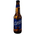 Priamy pohľad na hnedú sklenenú fľašu kórejského piva Cass fresh s objemom 330 ml izolovanú na čistom bielom pozadí. Výrazná modrá etiketa nesie biele logo Cass, nápis Fresh a špecifikáciu Cold Brewed. Čistý produktový záber ideálny pre katalógovú prezent