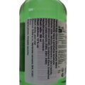 Detailný záber na zadnú stranu zelenej fľaše s nalepenou bielou slovenskou etiketou. Text na etikete nesie označenie "704032 Soju Chum Churum broskyňa 350ml". Podrobne rozpisuje zloženie: voda, liehoviny destilované z ryže a tapioky, kyselina citrónová, b