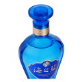 Detailný záber na vrchnú časť fľaše prémiového čínskeho alkoholu Ocean Blue. Fotografia zvýrazňuje originálny modrý sklenený uzáver s logom, textúrovaný zlatý prstenec na hrdle a jemné krivky hladkého farebného skla, ktorým elegantne preniká svetlo.