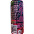 Detail bočnej strany ružovej plechovky Monster Ultra Fantasy Ruby Red. Obsahuje pútavý text popisujúci sviežu citrusovú príchuť a originálnu psychedelickú grafiku, o ktorú sa postaral umelec Pinky Taylor. V spodnej časti je jasne viditeľné slovenské logo 