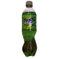 Predná strana tvarovanej PET fľaše sýteného nápoja Fanta Zero s exotickou príchuťou jablka a liči. Zelená etiketa nesie výrazné modré logo Fanta, označenie "zero cukru" a ilustráciu zeleného jablka. Vnútri je viditeľný sýtozelený nápoj. Objem 500ml.