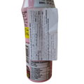 Detailný záber na bielo-modrú slovenskú etiketu nalepenú na fľaštičke pálivej omáčky Buldak Carbonara. Text obsahuje kompletné zloženie produktu vrátane informácií o alergénoch (lepok, sója, mlieko, zeler), návod na použitie a údaje o slovenskom dovozcovi