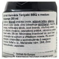 Detail slovenskej papierovej etikety na fľaši marinády Teriyaki BBQ s medom Kikkoman. Zloženie potvrdzuje kvalitný základ z tradičnej sójovej omáčky, vína a 5 % podielu medu. Zreteľne sú podčiarknuté alergény: sójové bôby, pšenica a siričitany. Etiketa ob