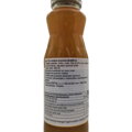 Detailný záber na bielu slovenskú etiketu nalepenú na fľaši. Názov produktu je "8284 Čili omáčka ananásová 300 ml". Detailne rozpisuje zloženie, ktoré okrem ananásu a žltého čili obsahuje cukor, vodu, soľ, modifikovaný kukuričný škrob a regulátor kyslosti