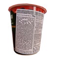 Bočný pohľad na obal kelímku s ryžovými koláčikmi Tteokbokki (118 g), ktorý zobrazuje detailný rozpis ingrediencií v rôznych európskych jazykoch, konkrétne v nemčine, francúzštine, taliančine a poľštine. V spodnej časti sú informácie o správnom skladovaní
