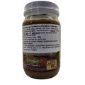 Detailný záber na zadnú stranu pohára s nalepenou bielou slovenskou etiketou. Názov na nálepke je "16883 Pasta mix na bravčovú polievku FGB 195g". Zloženie obsahuje cibuľu, vodu, cesnak, soľ, cukor, palmový olej, bravčovú arómu a sójovú omáčku v prášku. H