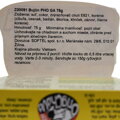 Detailný záber na bielu slovenskú etiketu nalepenú na obale. Obsahuje označenie produktu "Z00091 Bujón PHO GA 75g". V zložení je uvedená soľ, cukor, zvýrazňovač chuti E621 a zmes tradičných korenín ako cibuľa, cesnak, badián, škorica, klinček, zázvor a či