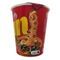 Bočný pohľad na červený téglik instantnej polievky Jin Ramen Spicy od značky Ottogi. Obal láka vizualizáciou bohatej porcie vlnitých rezancov naberaných paličkami, doplnenou o vajíčko a kúsky zeleniny. V pravom dolnom rohu je jasne viditeľné biele označen