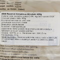 Detailný záber na bielu slovenskú etiketu nalepenú na priehľadnom obale konjakových rezancov. Etiketa nesie označenie "3809 Rezance konjakové Shirataki 400g". Zloženie je jednoduché: voda, 3,6 % konjakový prášok a regulátor kyslosti E526. Dôležité je bezp