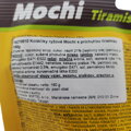 Detailný záber na bielu slovenskú etiketu nalepenú na zadnej strane obalu. Jasne uvádza názov produktu, hmotnosť 180g a kompletné zloženie vrátane tapiokového sirupu, lepkavej ryže (11 %) a 21 % náplne. Výrazne sú vyznačené alergény ako sója, mlieko, lakt
