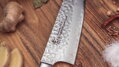 Detail zrkadlovo vyleštenej čepele noža Santoku SAKAI TAKAYUKI 170 mm z 45 vrstiev damaškovej ocele.