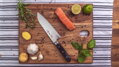 Celkový pohľad na japonský nôž Santoku SAKAI TAKAYUKI 170 mm s čepeľou z damaškovej ocele a ergonomickou rukoväťou z Pakkawoodu.