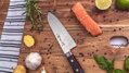 Celkový pohľad na japonský nôž Santoku SAKAI TAKAYUKI 170 mm s čepeľou z damaškovej ocele a ergonomickou rukoväťou z Pakkawoodu.