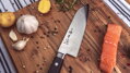 Celkový pohľad na japonský nôž Santoku SAKAI TAKAYUKI 170 mm s čepeľou z damaškovej ocele a ergonomickou rukoväťou z Pakkawoodu.