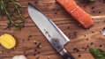 Detail zrkadlovo vyleštenej čepele noža Santoku SAKAI TAKAYUKI 170 mm z 45 vrstiev damaškovej ocele.