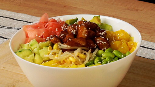 Svieži poké bowl s kuracím mäsom