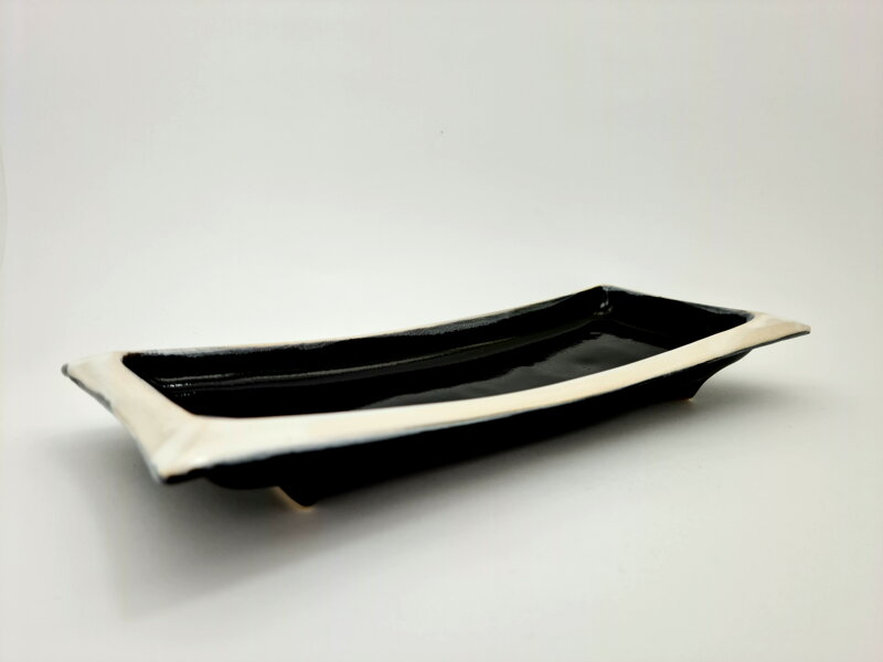 Podnos čierny s bielym lemovaním 10 x 23cm
